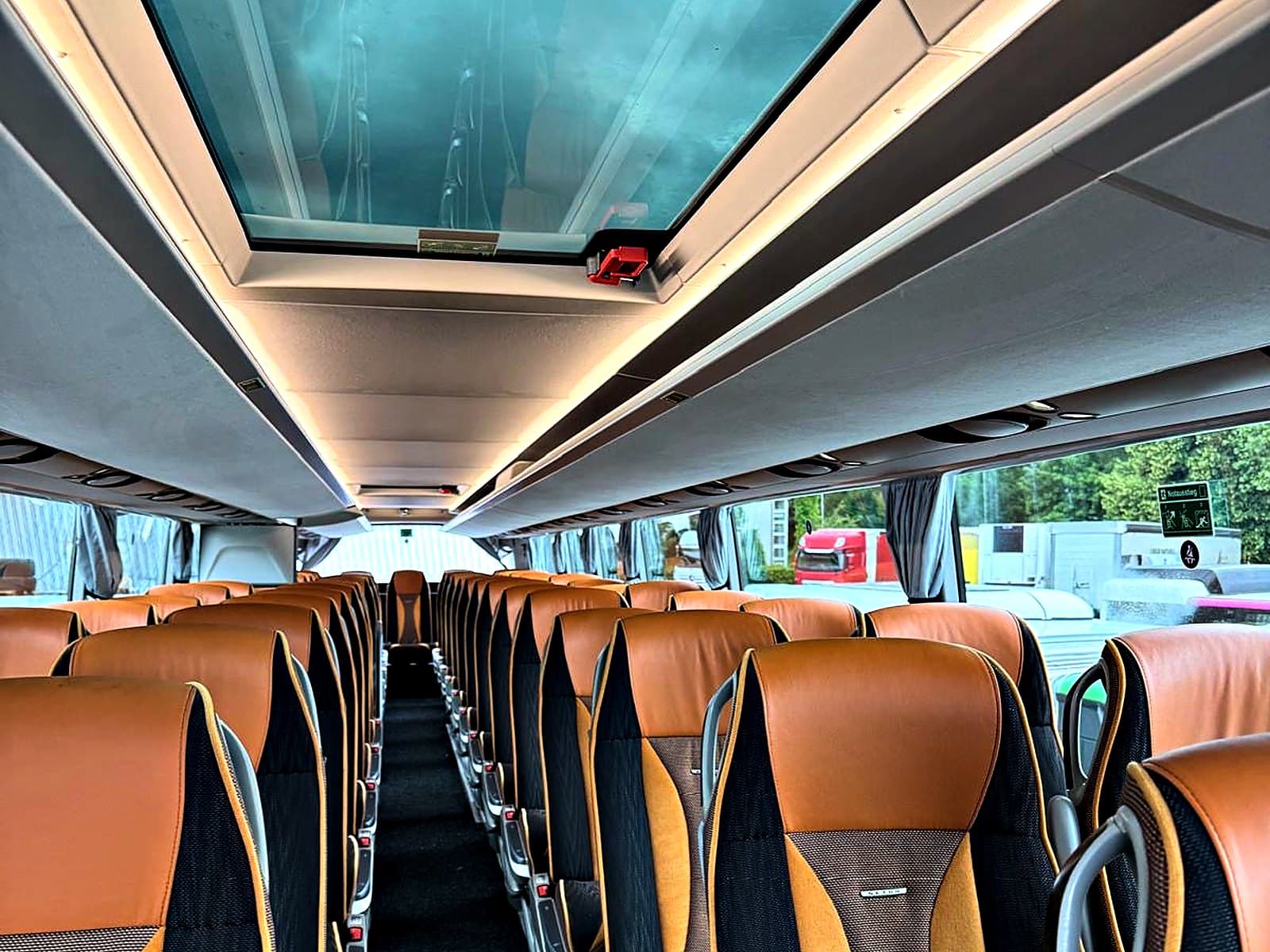 Innenraum eines Reisebusses mit Panorama-Glasdach