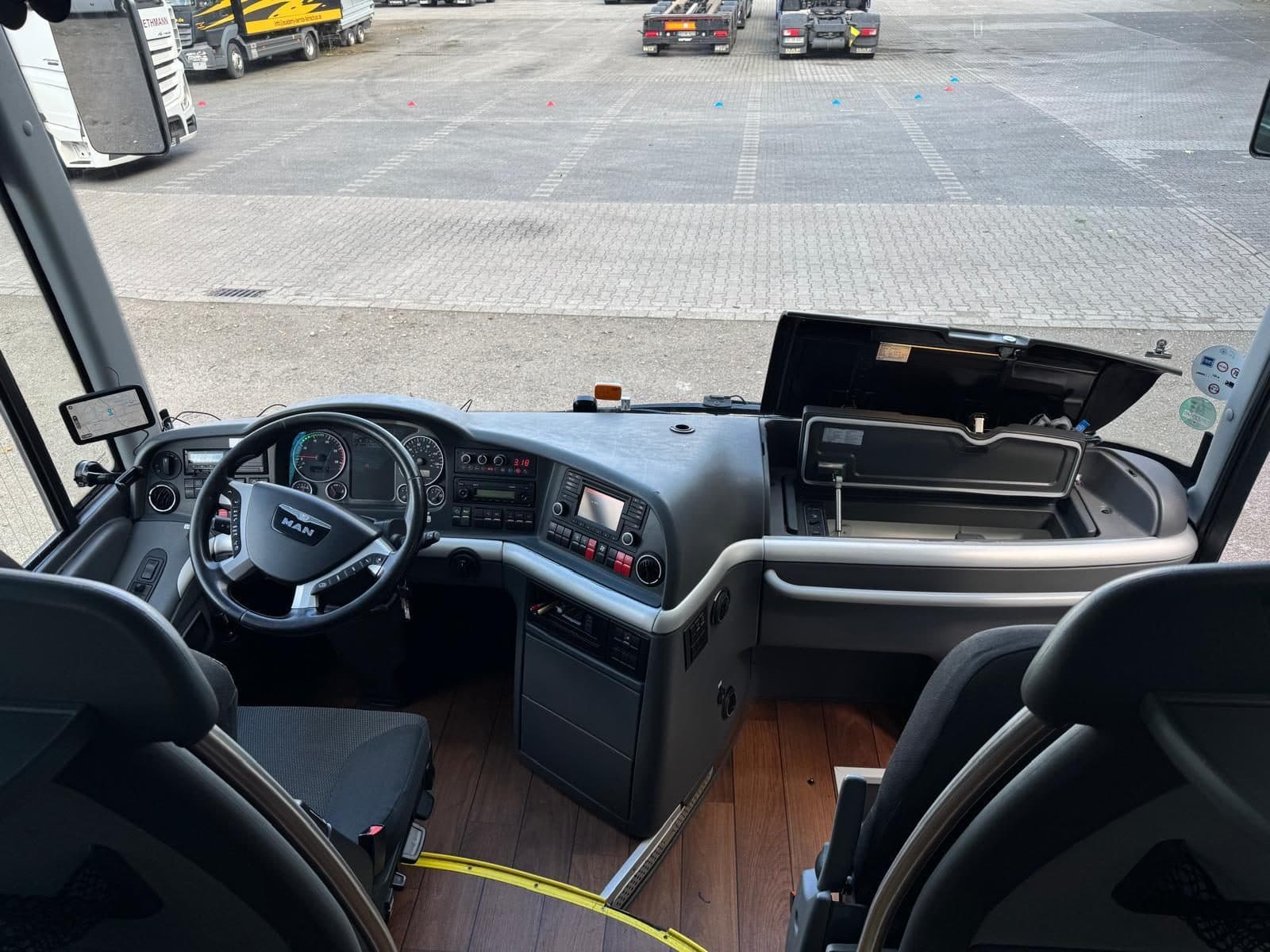 Fahrerarbeitsplatz des MAN Fernreisebusses mit Instrumententafel