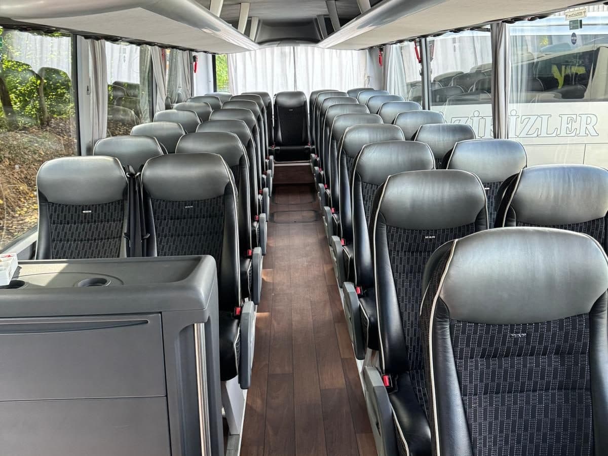 Reisesitze mit Leder- und Stoffbezug im MAN Fernreisebus