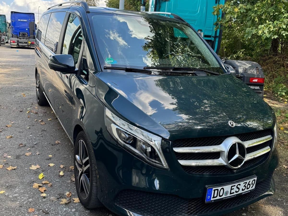 Mercedes-Benz V-Klasse DO ES 369 als VIP-Fahrzeug von Big Bus Europa, Außenansicht