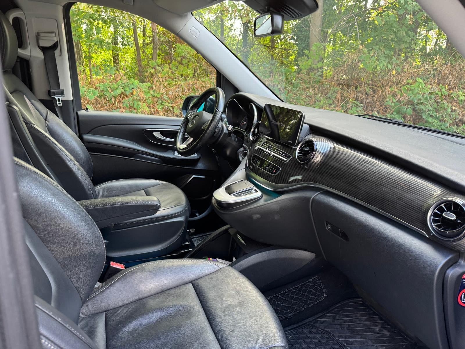 Fahrerbereich der V-Klasse mit Ledersitzen und Multimedia-Display