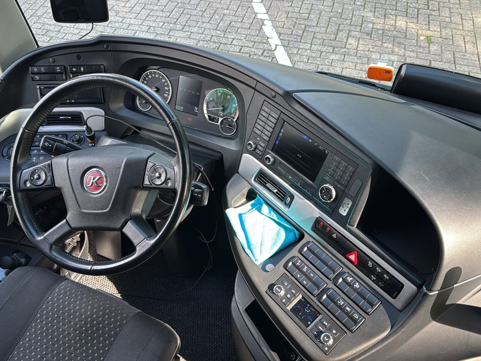 Fahrerarbeitsplatz des Setra Fernreisebusses mit Instrumententafel